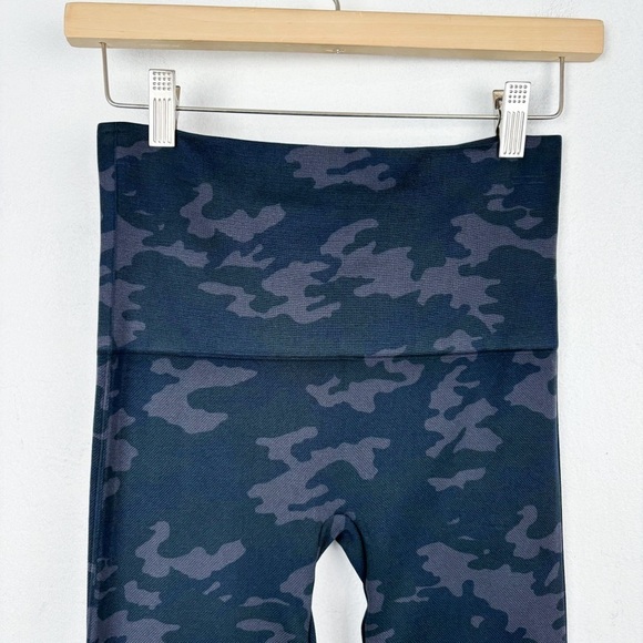 NWT SPANX Look At Me Now Black Camo Leggings Sz M - Picture 7 of 10